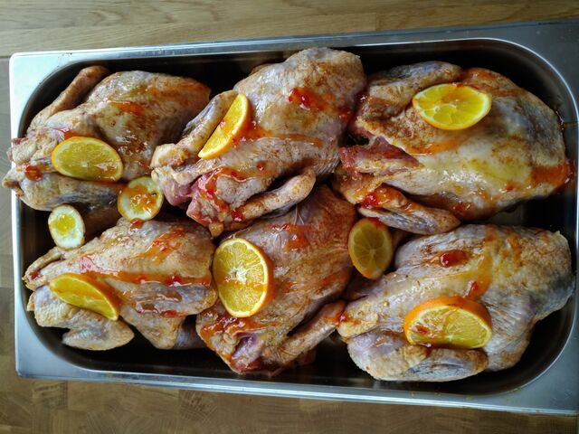 Perliczki w pomarańczach