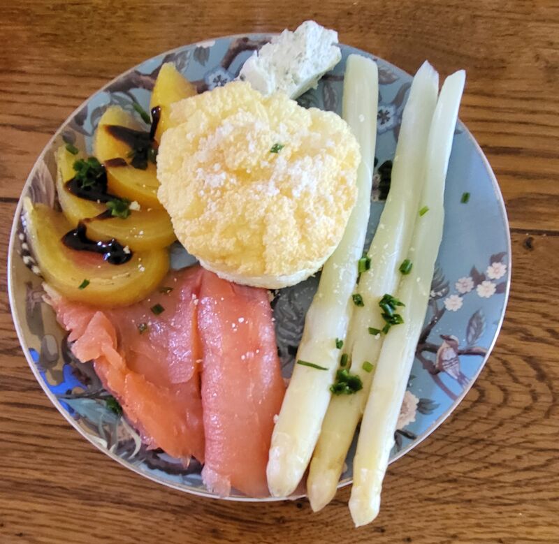 Œuf nuage asperges saumon fumé tomate jaune