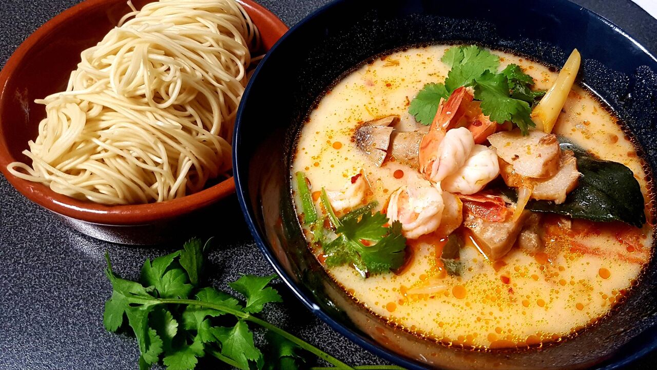 Tom yum khung/ 11€
Soupe de crevettes,citronnelle, feuille de cumbawa, lait condensé, galangal,tomates,champignons de paille.