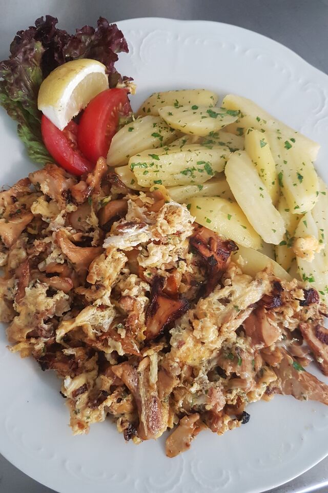 gerötete Eierschwammerln mit Ei