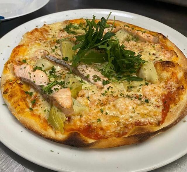 Pizza salmone e gamberetti 