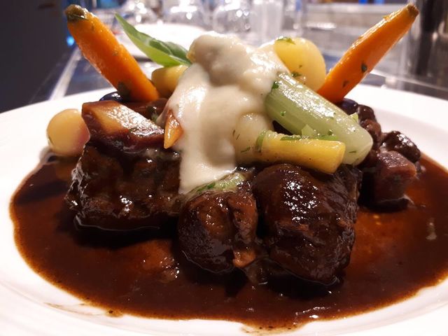 Osso Bucco - Kalbsbeinscheibe geschmort in einer dunkeln Jus, mit Wurzelgemüse uns Pastinakenpürree