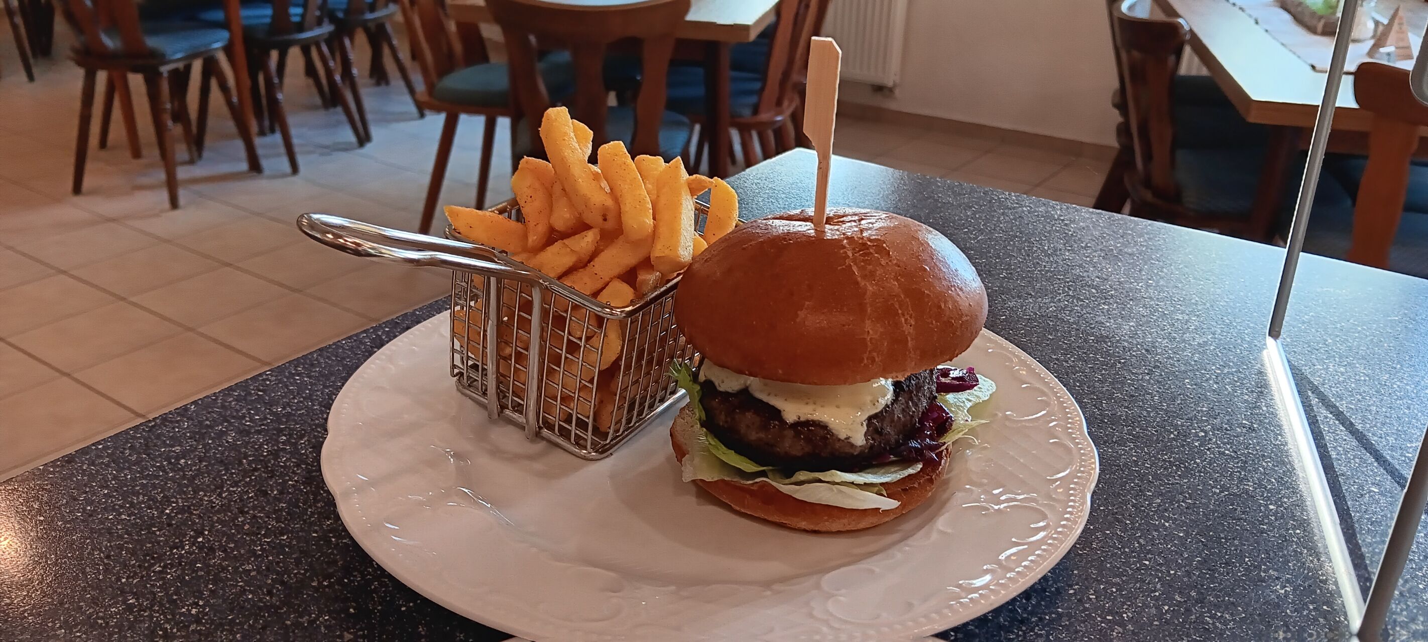 Hirsch Burger mit Pommes