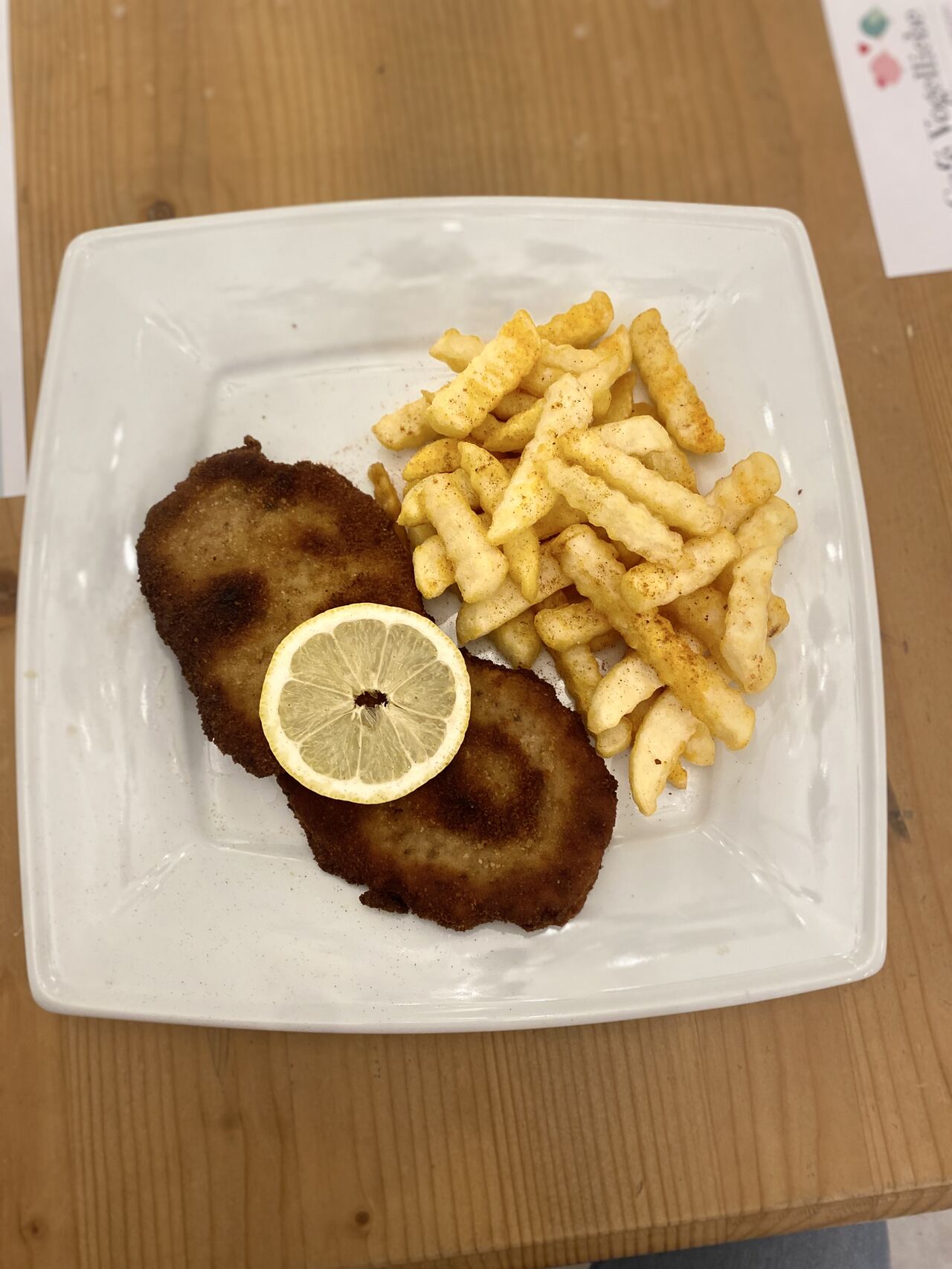 frisch paniertes Schnitzel mit Pommes