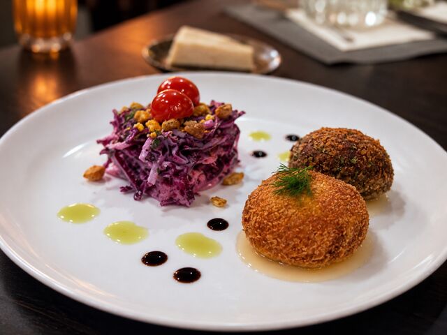 Croquettes crémeuses japonaises Maïs doux & aubergine grillée, tomate au dashi