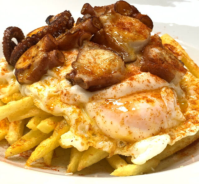 Huevos rotos con pulpo y ajo aceite