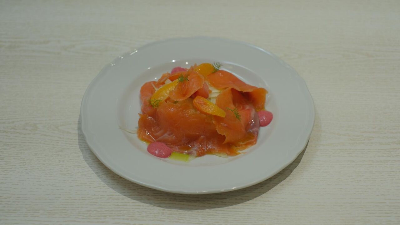 Carpaccio di salmone marinato sale e zucchero con insalata di finocchi, arancia e maionese alla barbabietola