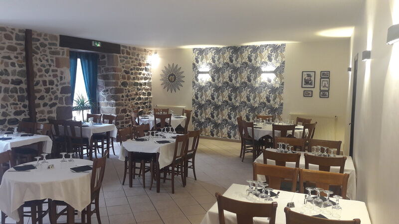 salle 52 places , pensez à réserver pour vos repas de famille ou anniversaires