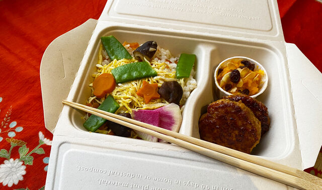 chirashizushi, tsukune au poulet, salade de butternut