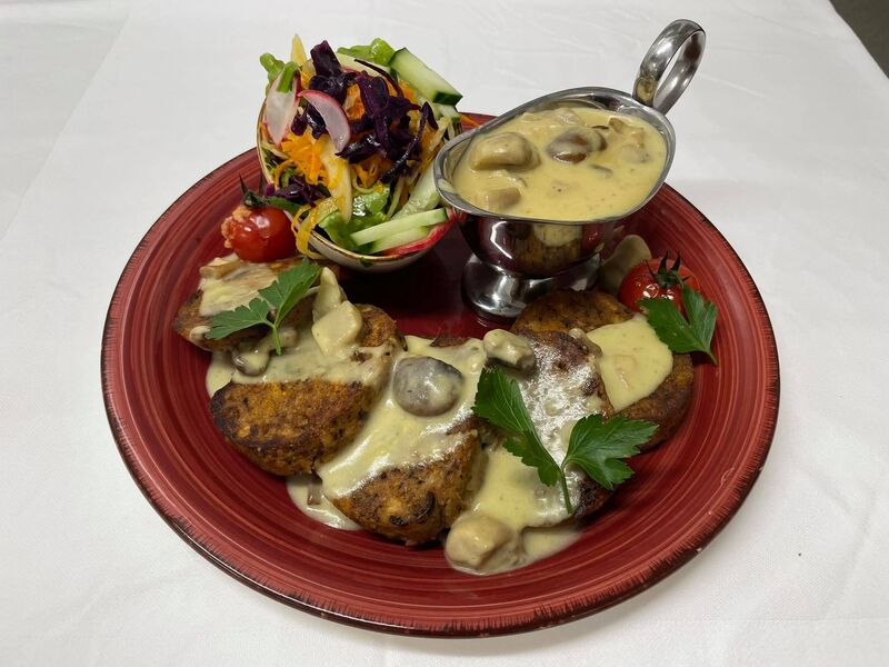 Hausgemachte Serviettenknödel mit Waldpilzen