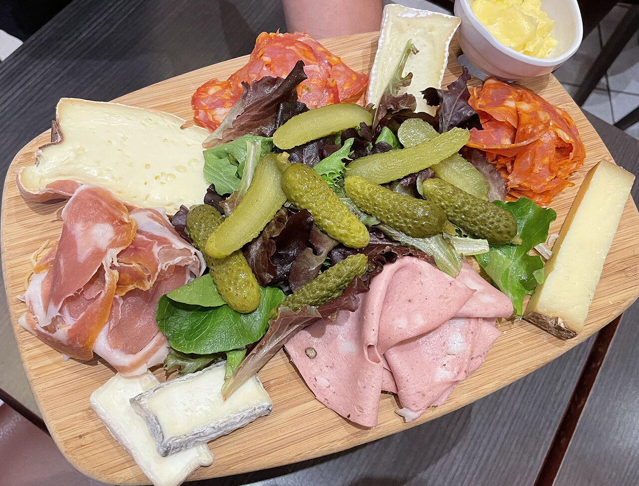 planche mixte - nos planches se composent de 5 charcuteries, 5 fromages ou 4+4 en mixte, avec un choix de qualité avant tout !