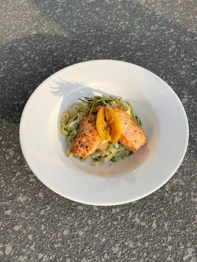 Lachsfilet auf Weizen-/Spinat-Tagliatelle in Gorgonzola-Soße