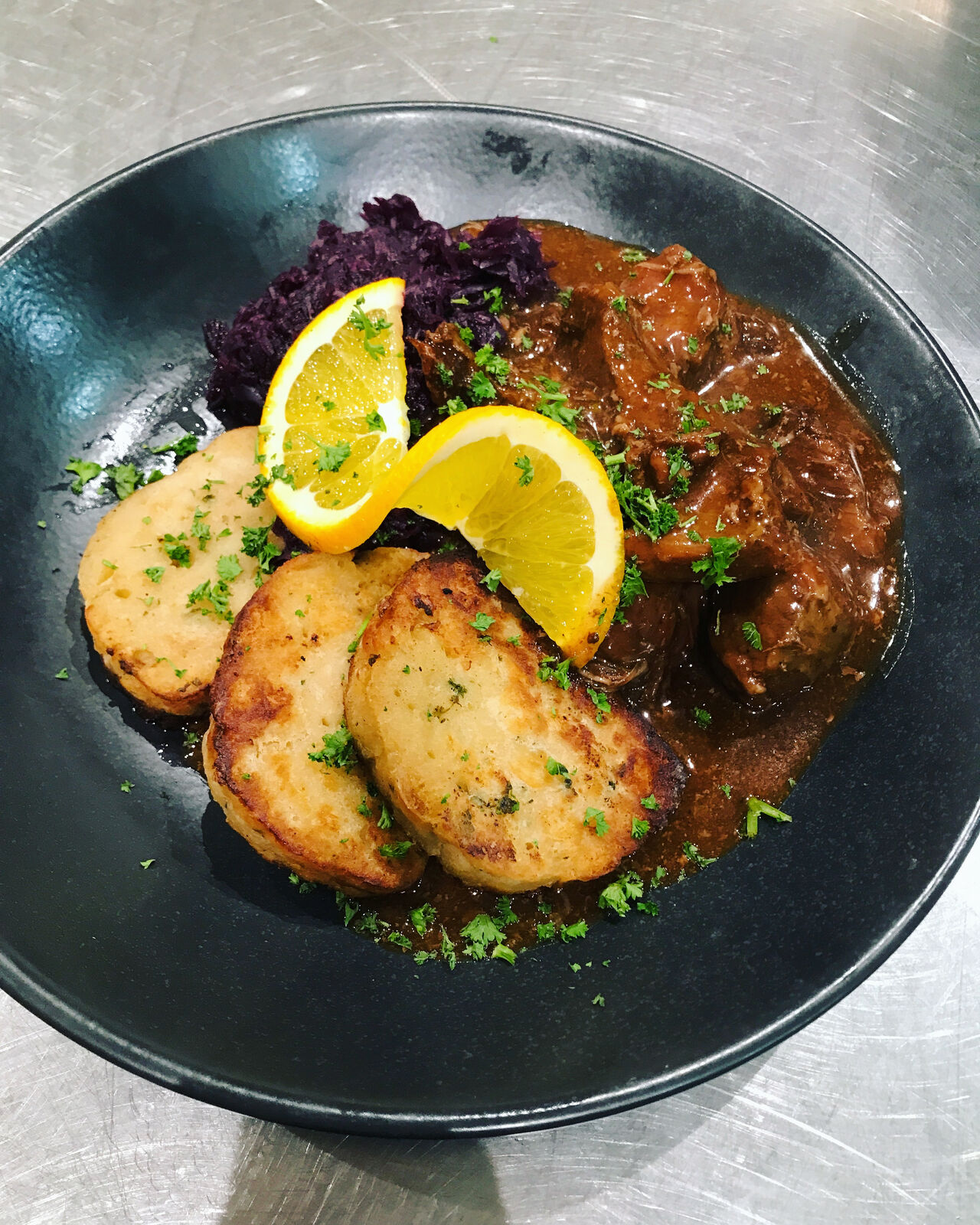 Tagesessen:Wildgulasch in Preiselbeersauce mit Serviettenknödel dazu Rotkraut