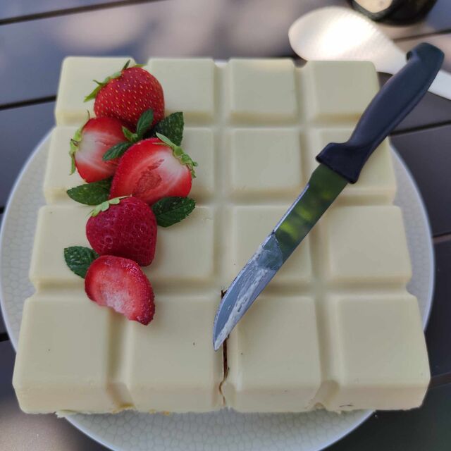 Fraisier Coque en Chocolat Blanc