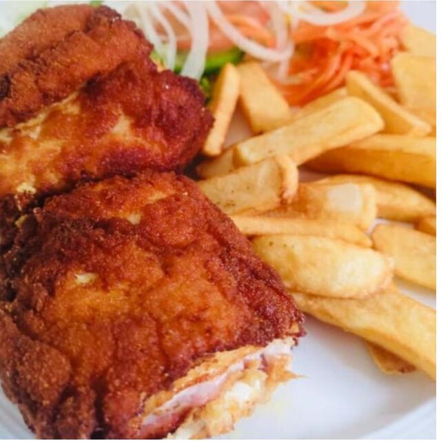 CORDÓN BLEU CON PATATAS FRITAS Y ENSALADA