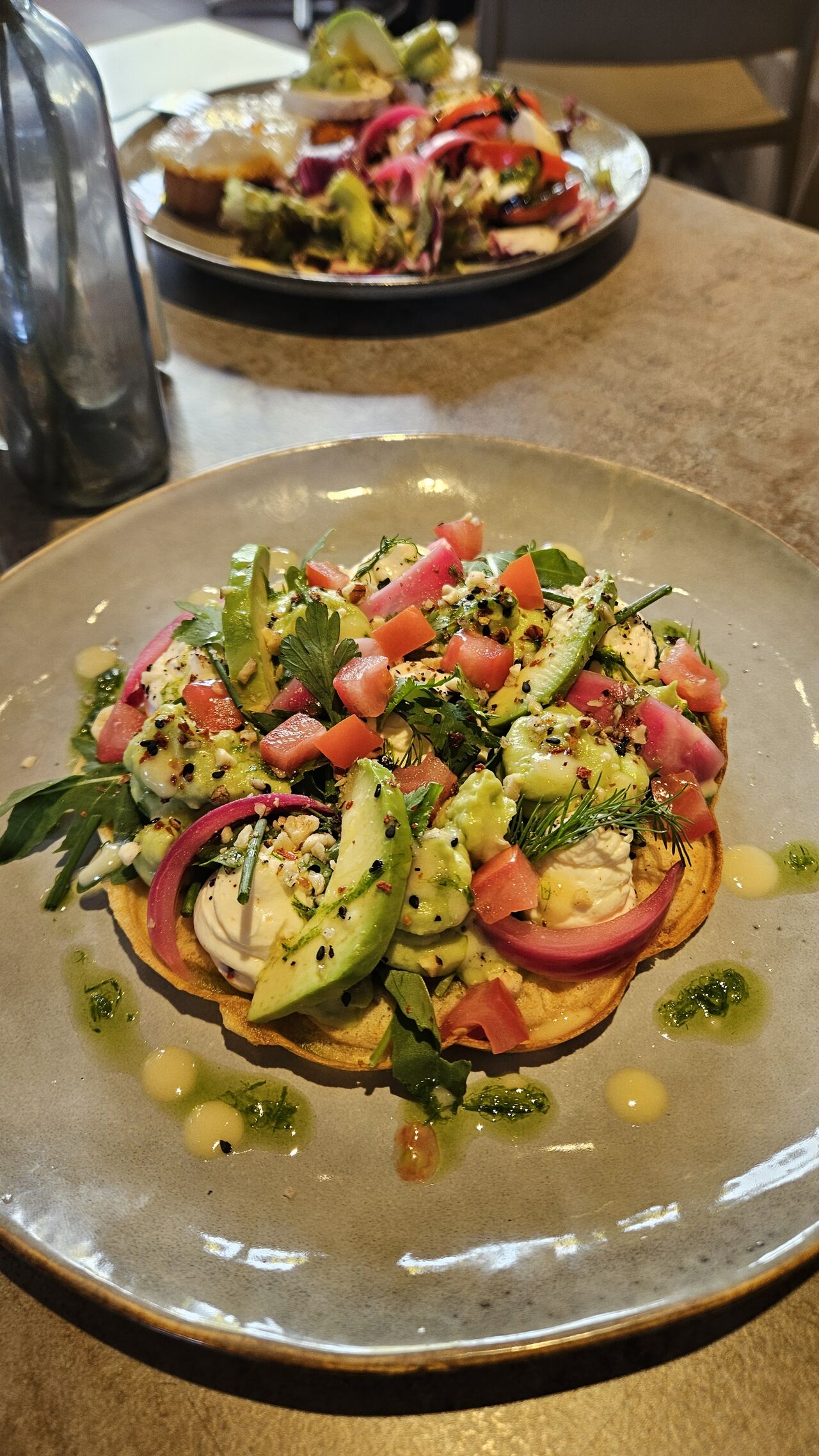 Käsewaffel mit Frischkäse & Avocado