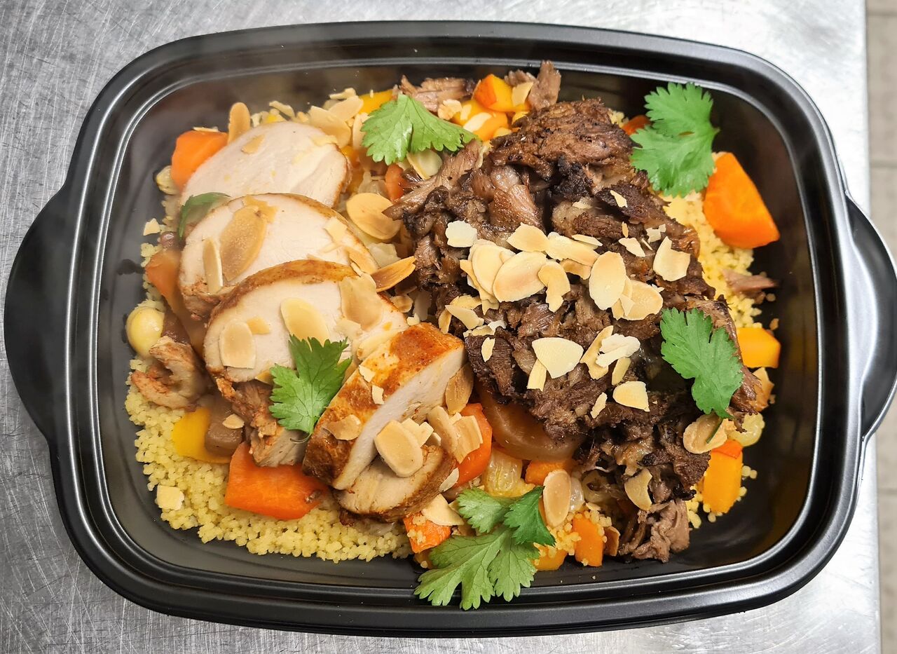 A emporter COUSCOUS d'Agneau et de volaille, potimarron, carottes, navets glacés à brun, pois chiche, raisins blonds, amandes.