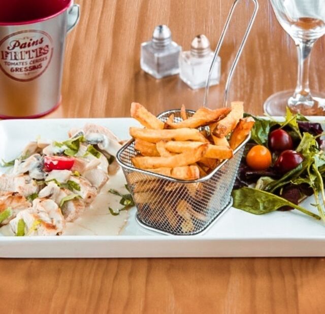 Suprême de poulet sauce forestière et ses frites maison !
