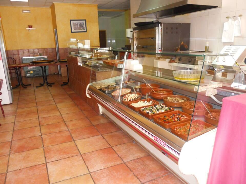 La caçoleta ofrece a sus clientes las tipicas comidas locales.
Todos los dias tenemos: Paella valenciana, arroz al horno; fideua