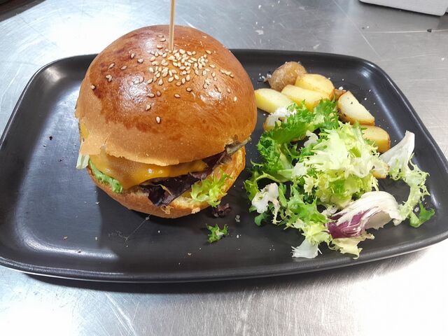 Hamburguesa de 200gr de ternera 100% con queso cheddar y cebolla caramelizada