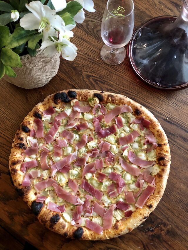 LA DAUPHINOISE
Base tomate, crème fraîche aux cèpes, mozzarelle, raviole au comté, jambon cru