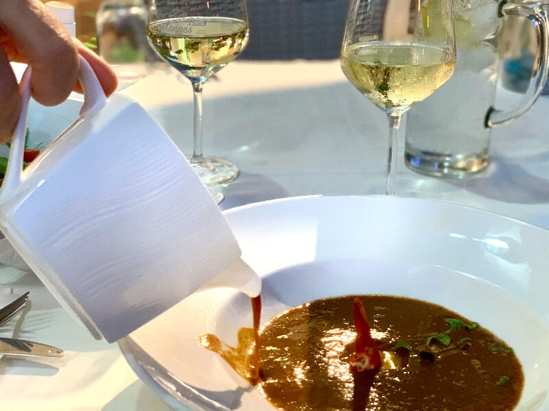 Bisque fresca de bogavante casera acompañada de rouille y tostadade pan