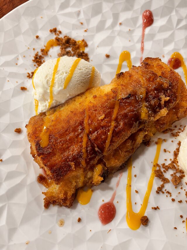 torrija caramelizada con helado de leche merengada