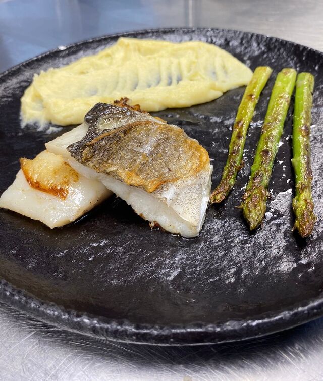 Bacallà a la planxa amb espàrrecs verds i puré Robuchon de patates