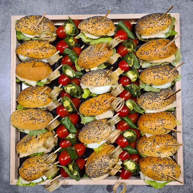 Navettes façon salade César et brochettes de tomate et mozzarella au basilic