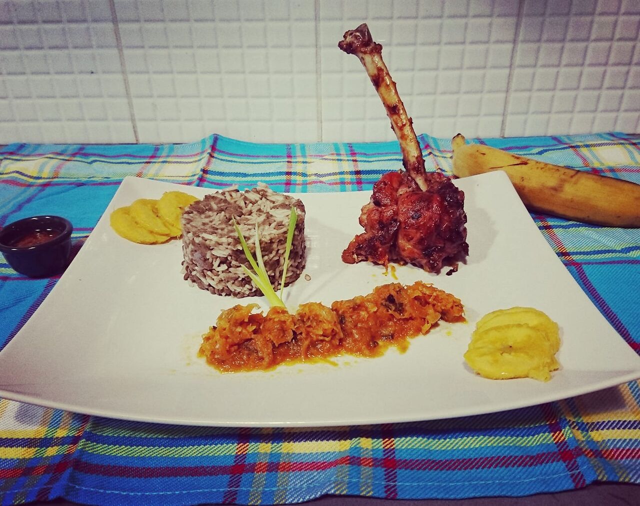 riz lentille ailes de dinde avec une garniture carotte 