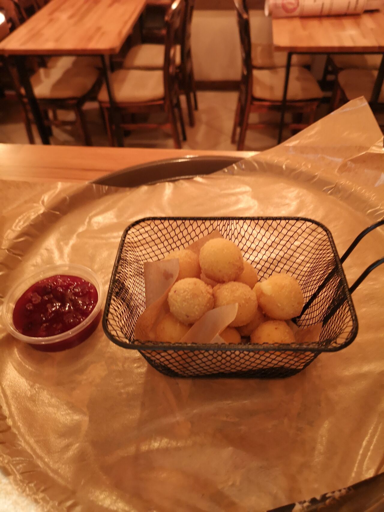 Chrupiące Kulki serowe (12szt.) z sosem żurawinowym. 