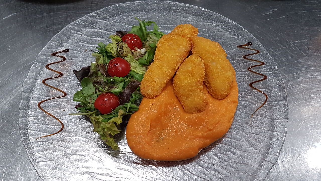POULET CROUSTILLANT : aiguillettes de poulet panées accompagnées de purée de patates douces et salade