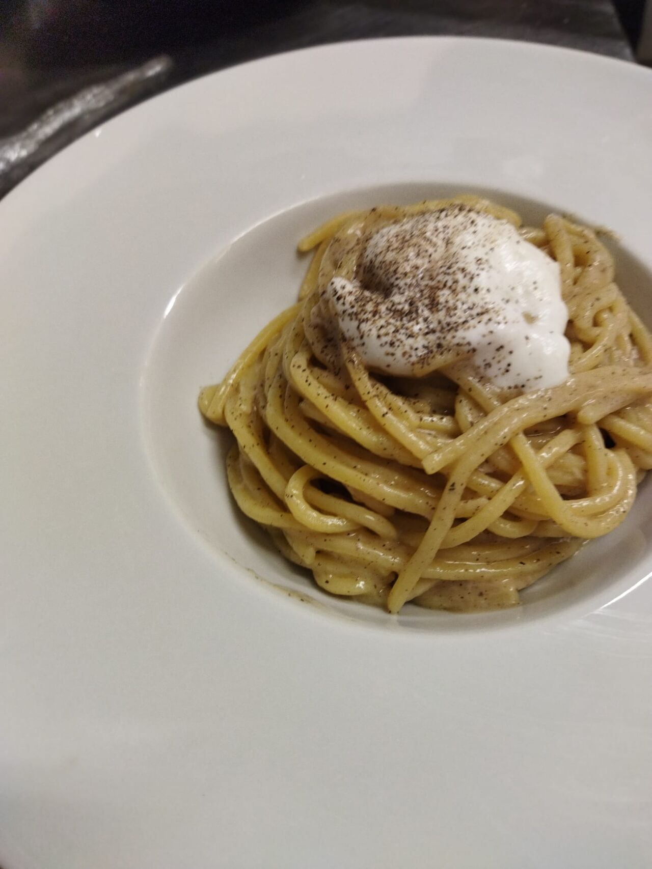 La nostra cacio e pepe con spuma di pecorino 