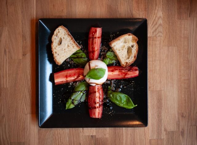 Caprese, mozzarella di Bufala, tomaten San Marzano, Trüffel pesto, Balsamico-Essig, Basilikum und Brot
