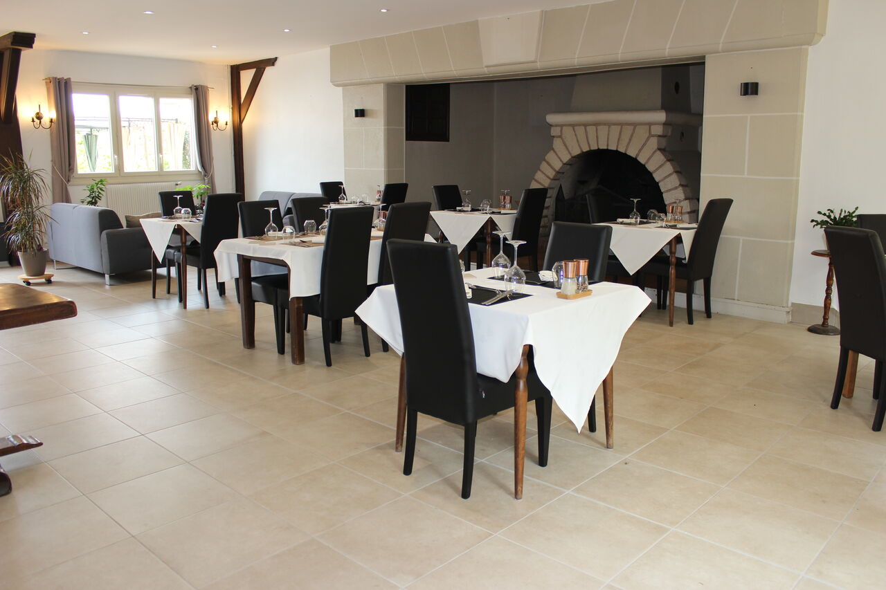 Ou vous pouvez également apprécier votre repas dans notre salle de restaurant fraîchement rénovée...