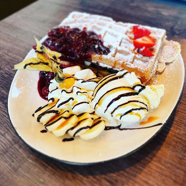 Waffel mit Vanilleeis, Kirschen und Sahne