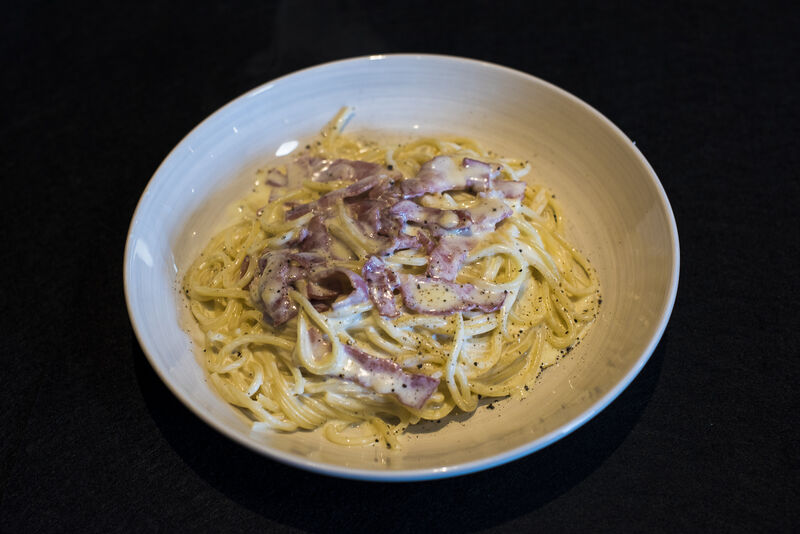 Pasta Carbonara - Una especial salsa a base de nata, huevo, bacon sobre pasta de spaghetti con un toque de pimienta