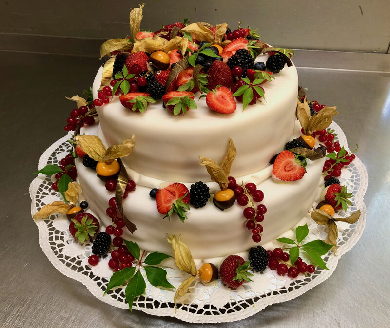 #2 Creme-Torte in weissem Fondant 