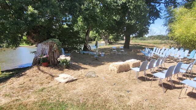 Cérémonie laïque au bord de l'étang