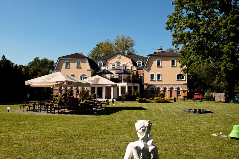 Widok Na Restaurację i Hotel z Głębi Ogrodu