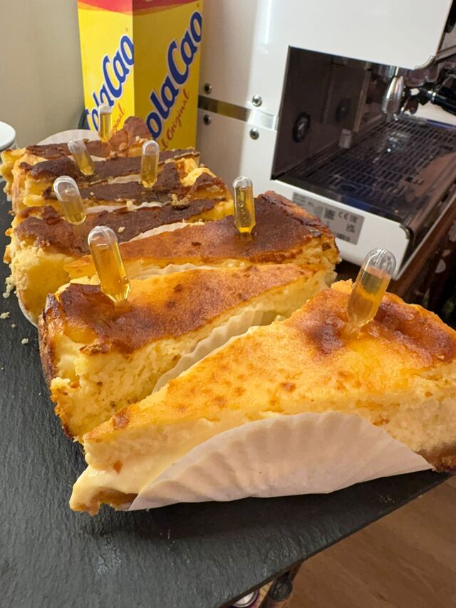 Una de nuestra Bestseller. Tarta de queso de cabra con una pipeta de ....... para echárselo por encima.