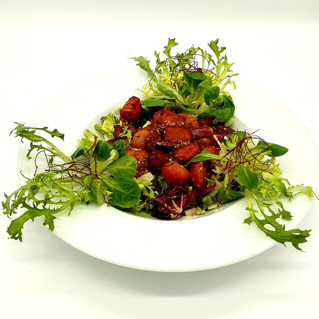 Gemischter Blattsalat mit Süßkartoffeln - in Kräuter-Olivenöl angeschwenkte Cherrytomaten, Trauben und geröstetem Sesam