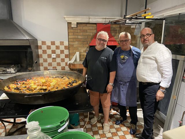 Très bonne paella cuisiner par des chefs.