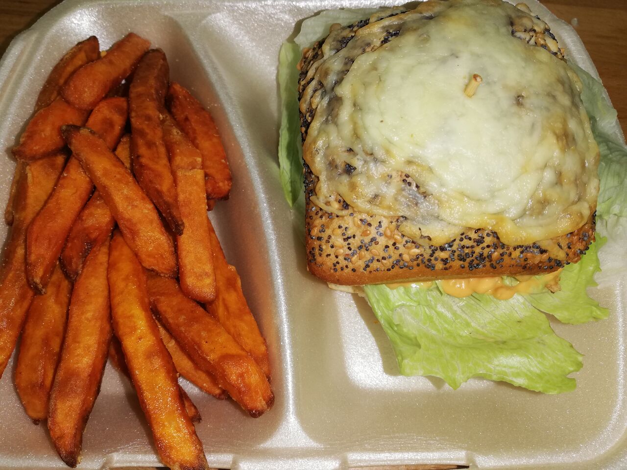 Chrispy Chicken Burger mit Süßkartoffel Pommes Frites im Abholservice