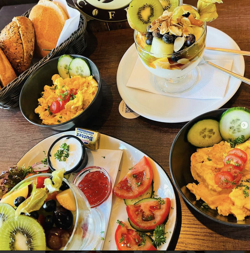 Fitness Frühstück
Rührei mit Brötchen
Griechischer Joghurt mit frischen Obst, Honig, Mandeln und Himt