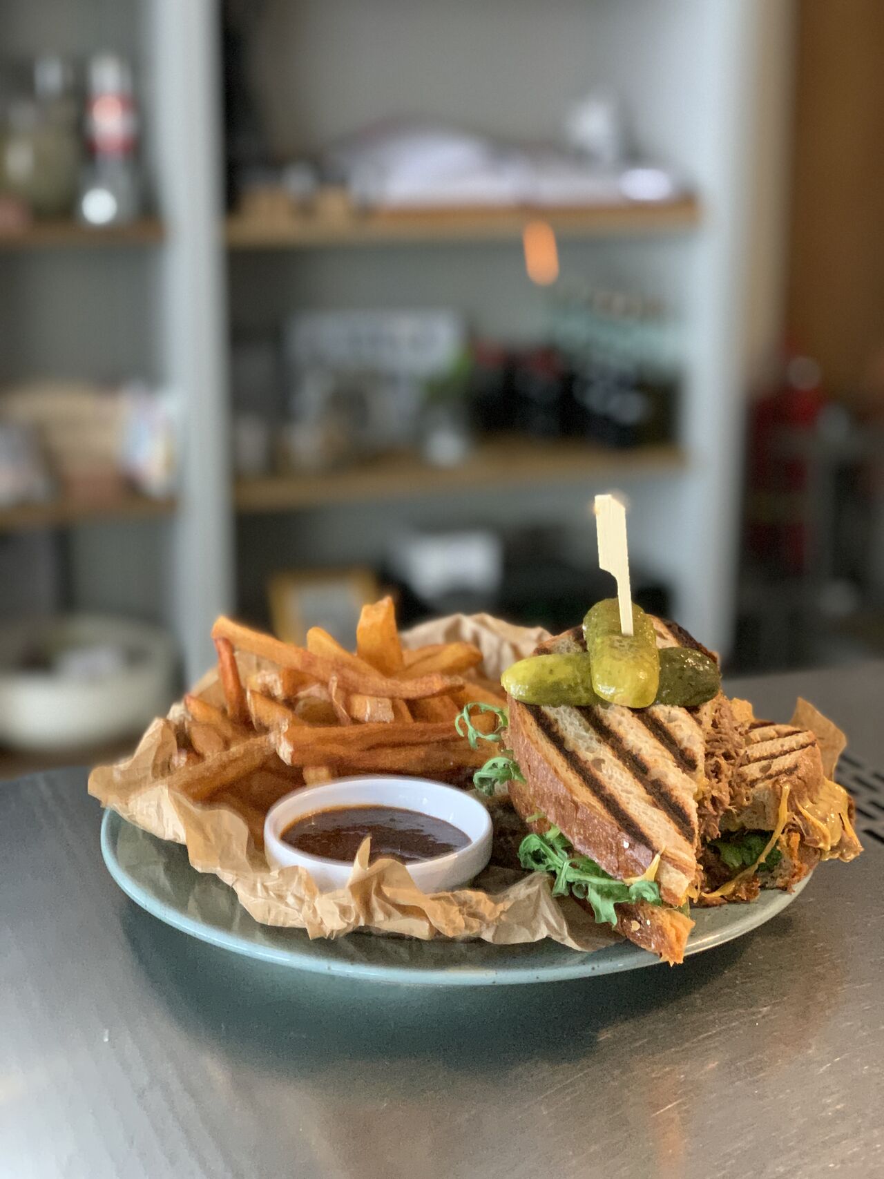 Hovězí sendvič s Cheddarem, rukolou, našemi hranolkami a BBQ omáčkou