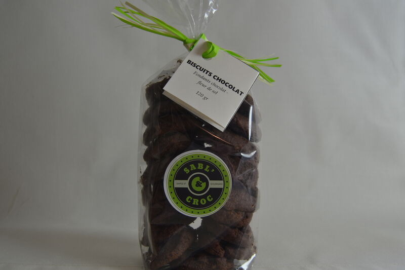 Sablé chocolat : fondant, au goût puissant en chocolat noir, rehaussé par sa fleur de sel, il accompagne délicieusement le café.