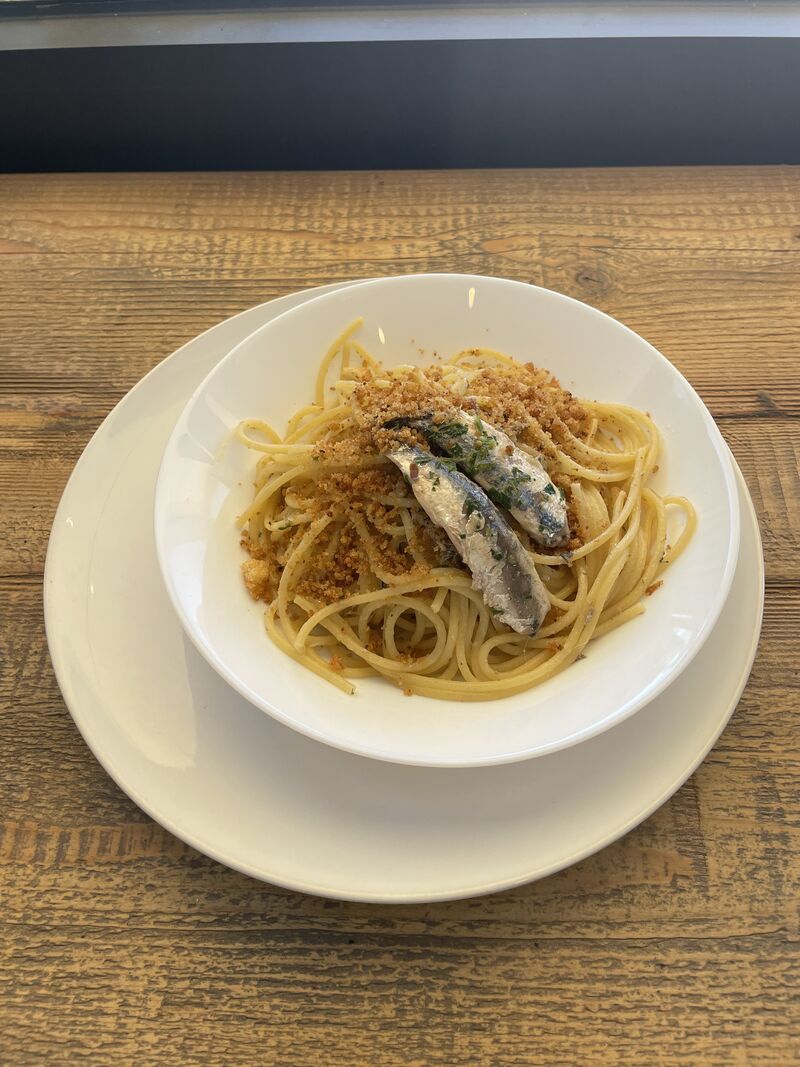 Spaghetti Alici e mollica tostata 