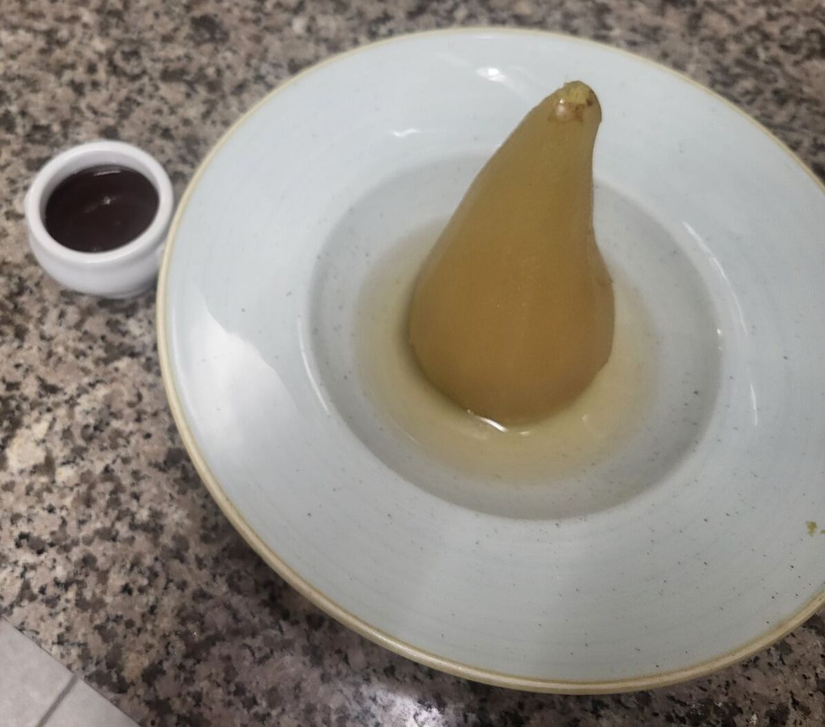 Poire pochée à la vanille sauce chocolat tiède