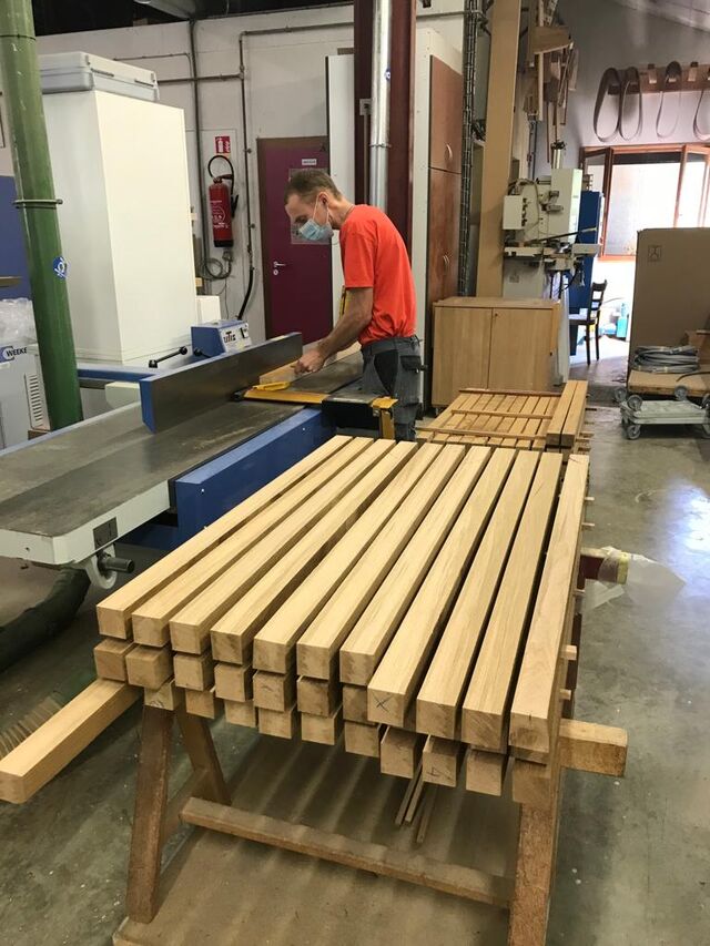 FABRICATION DES TABLES EN CHÊNE MASSIF POUR LA SALLE PRIVATIVE à L’ÉTAGE
LAURENT GROSSO AGENCEMENT